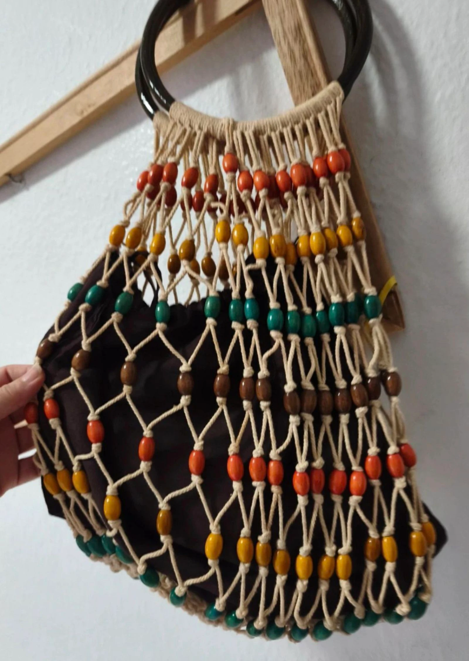 Bolsa de mão de macramé e madeira – photo 2